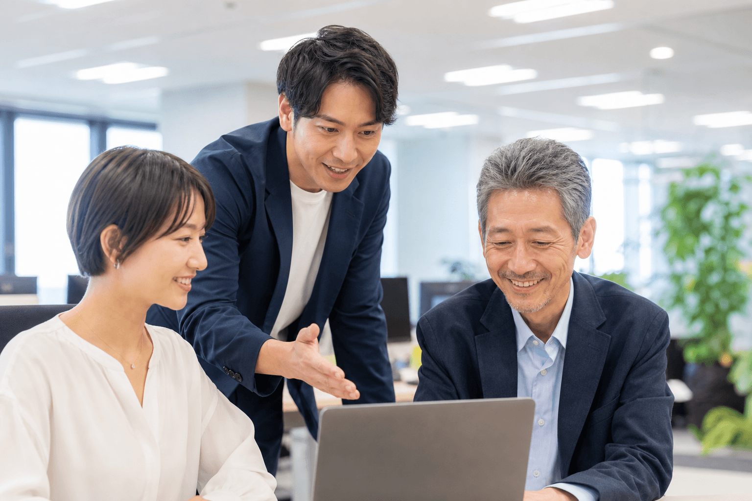 現場の業務担当者と打ち合わせする情シス支援のイメージ